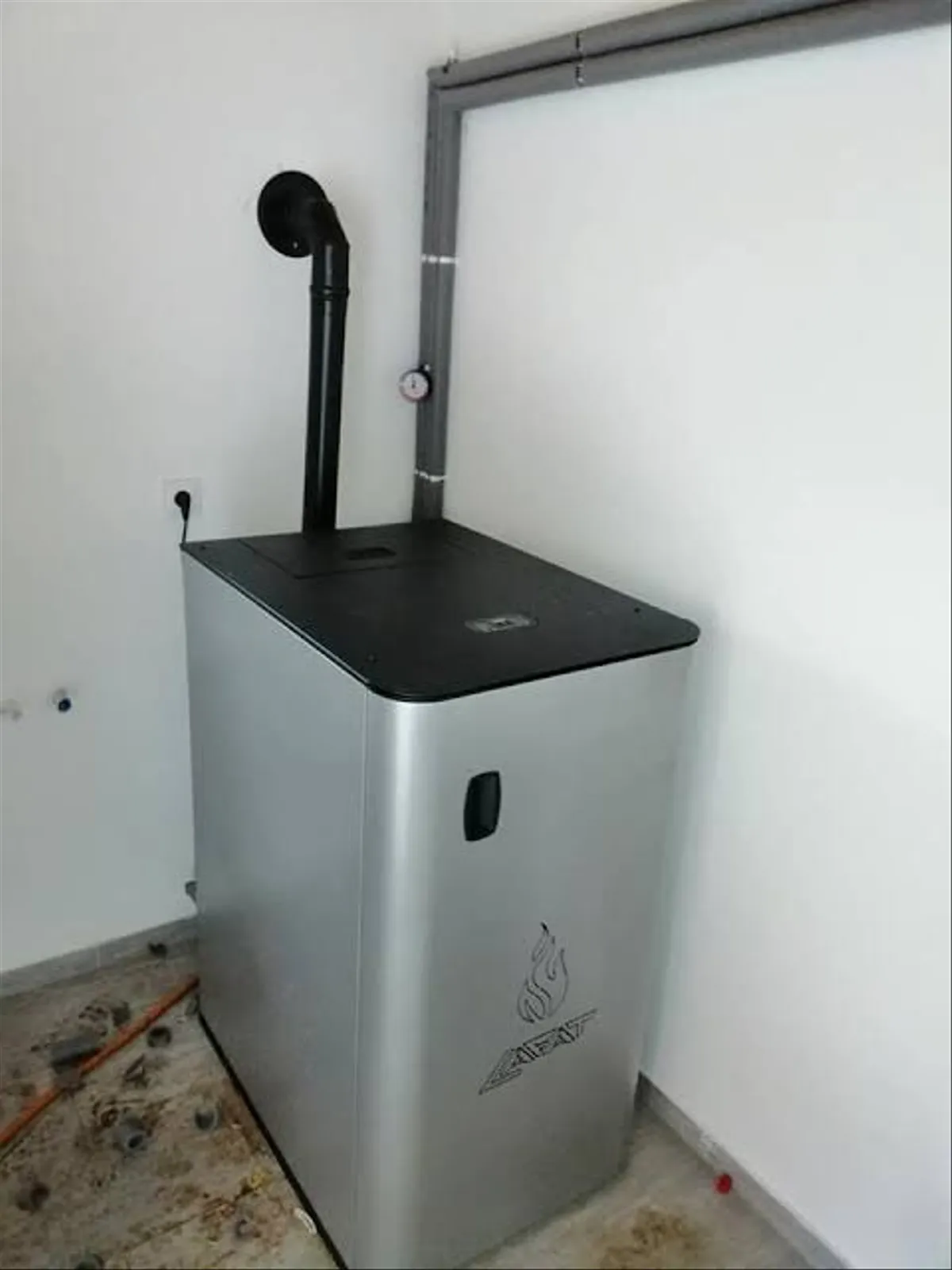 Kotao / Peć na pelet LAFAT 23 kW za centralno grijanje (Kao nova!) Tekst oglasa: Prodajem vrhunski kotao na pelet brenda LAFAT snage 23