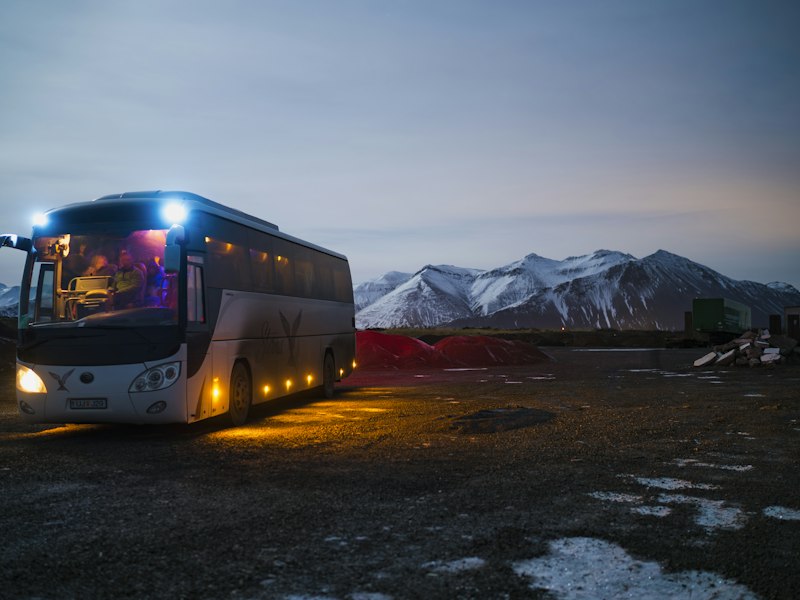 Autobus na putu u sumrak