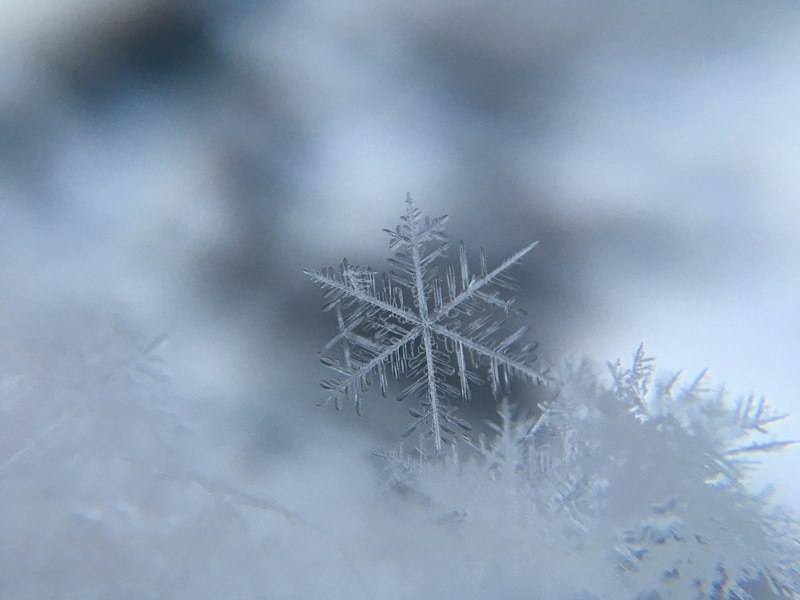 Snježna pahulja na hladnom staklu